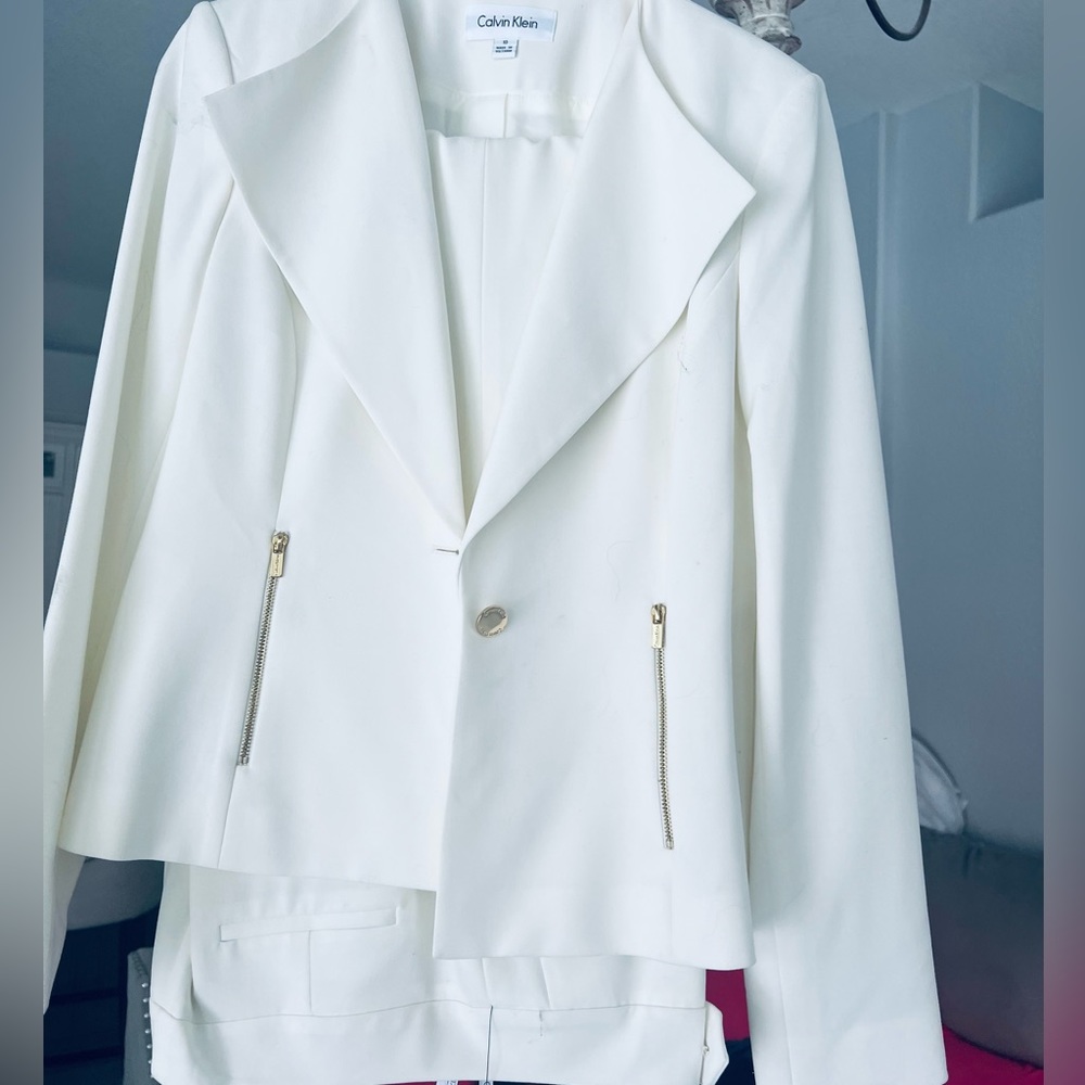 Gorgeous Calvin Klein woman’s suit (2 piece).